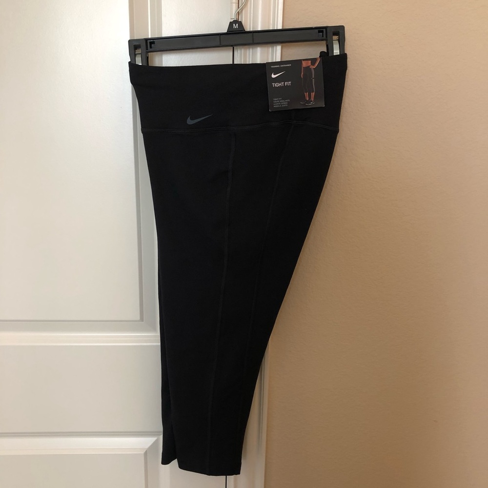 Nike tight fit Dri-fit cropped leggings medium